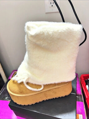 Dolls Kill Faux Fur Platform Boots US 7M Like New